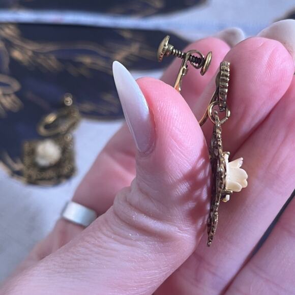 Vintage 1940s Brass Tone Celluloid Rose Intricate Floral Filigree Earrings A1 - Picture 9 of 10